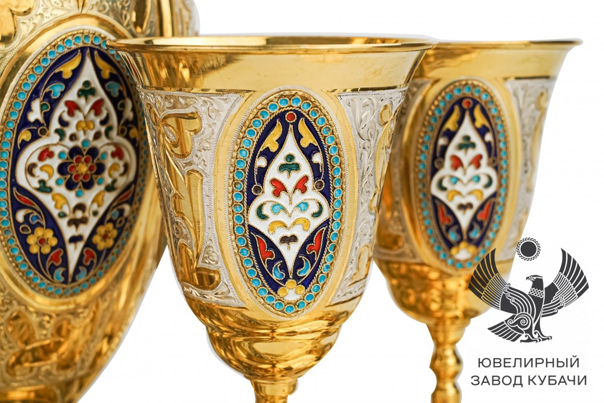 Набор из серебра из позолоченных фужеров и кувшина с эмалью и гравировкой на 2200 мл кубачи
